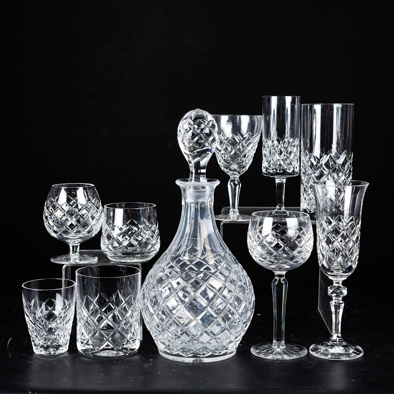Glass tableware, 94 pieces, checkered decor.