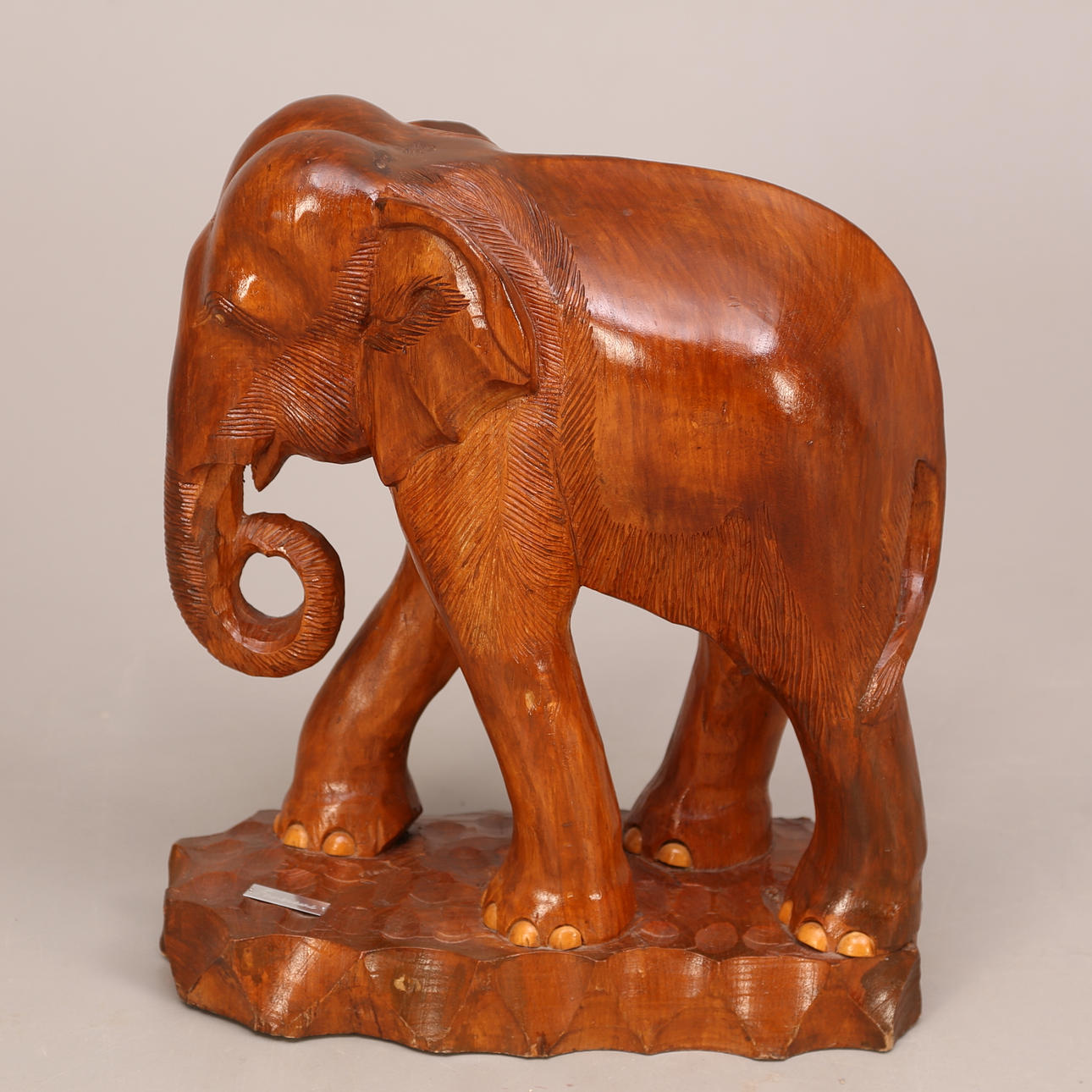 STATYETT, trä, orientalisk, 19-/2000-tal, elefant utan betar.