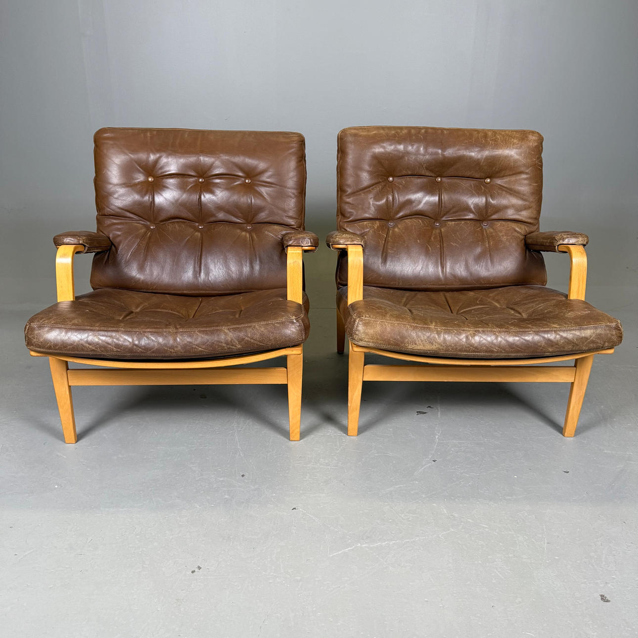 BRUNO MATHSSON. Ein Paar „Ingrid“ -Sessel, Dux.