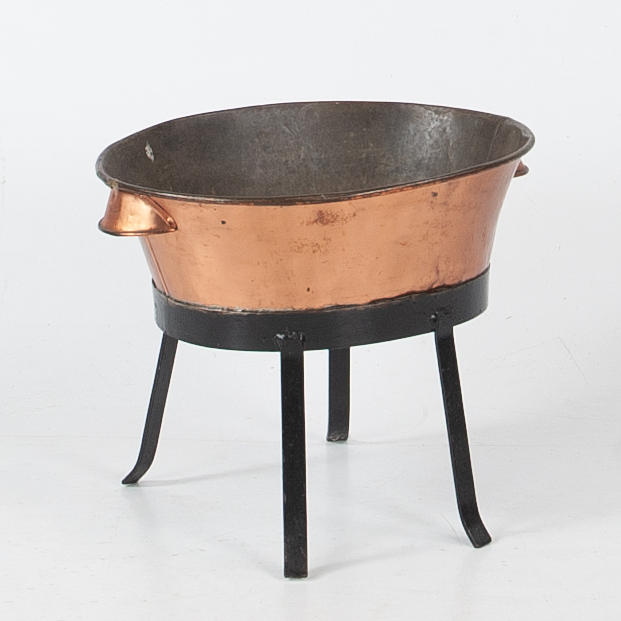 COPPER TUB, on leg position.