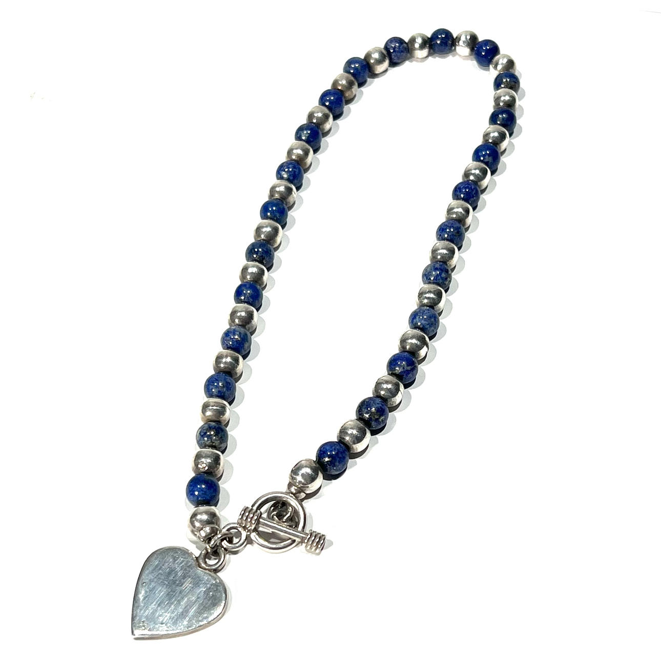 Collar en plata de ley con cuentas de lapislázuli.