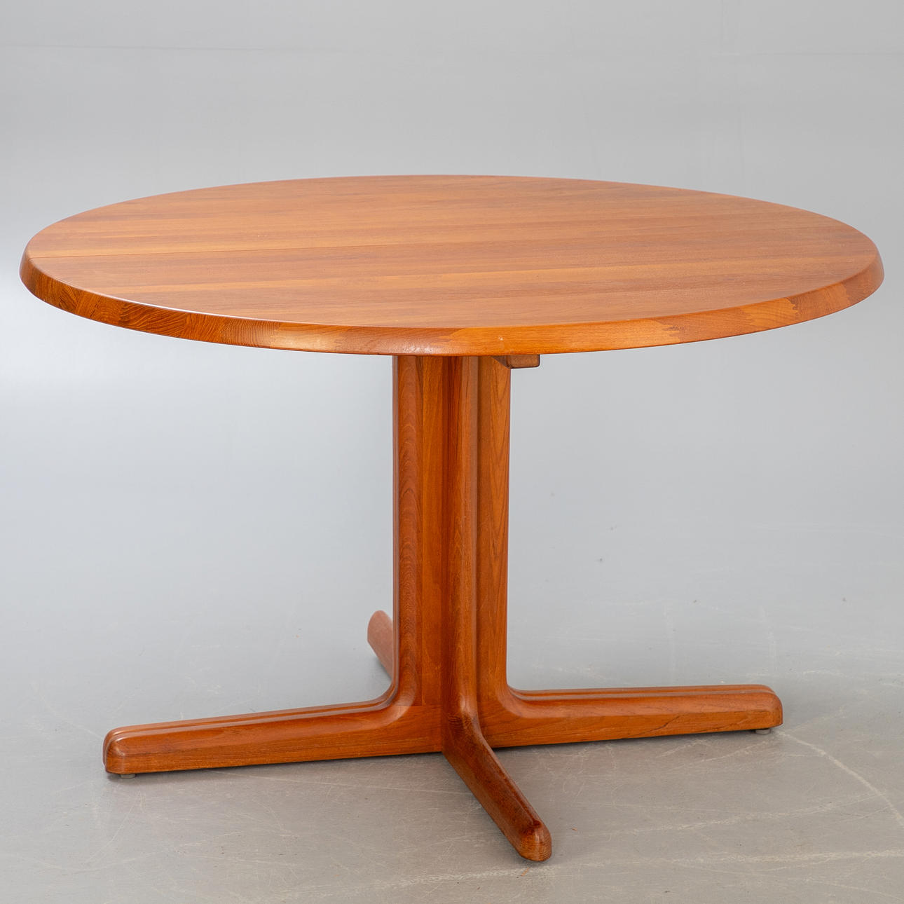 Round teak dining table, 2. 2nd half of the 20th Jh.