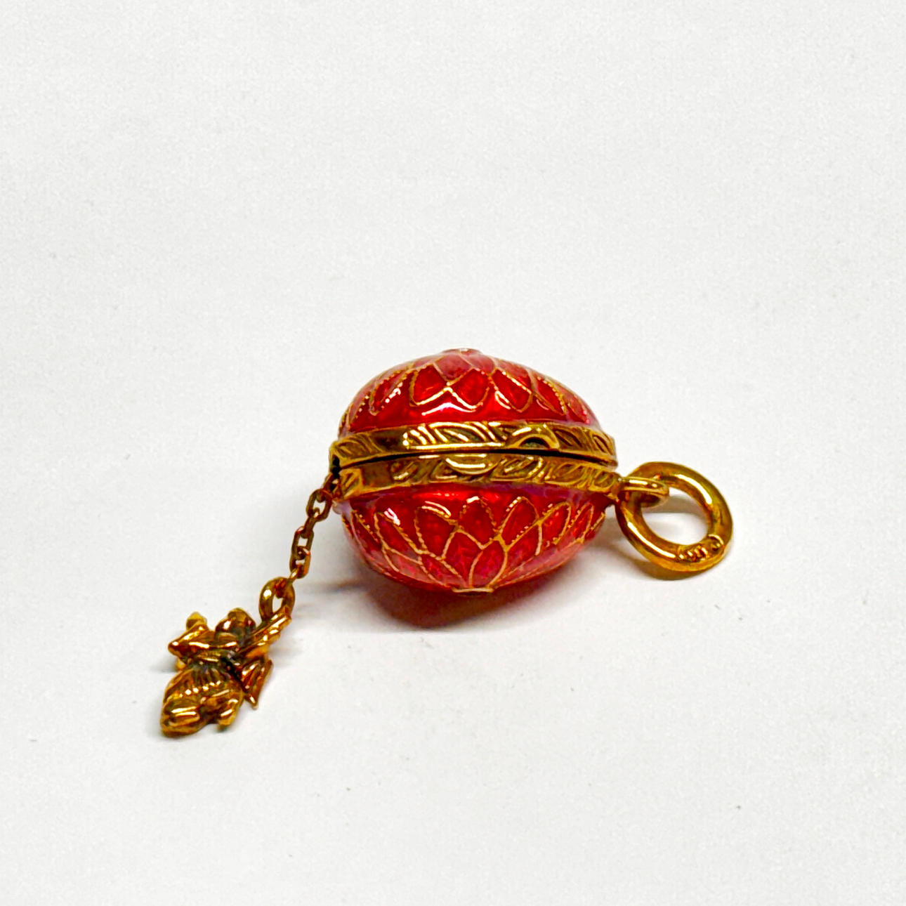 .84 SILVER GILT EGG SHAPED LOCKET PENDANT.