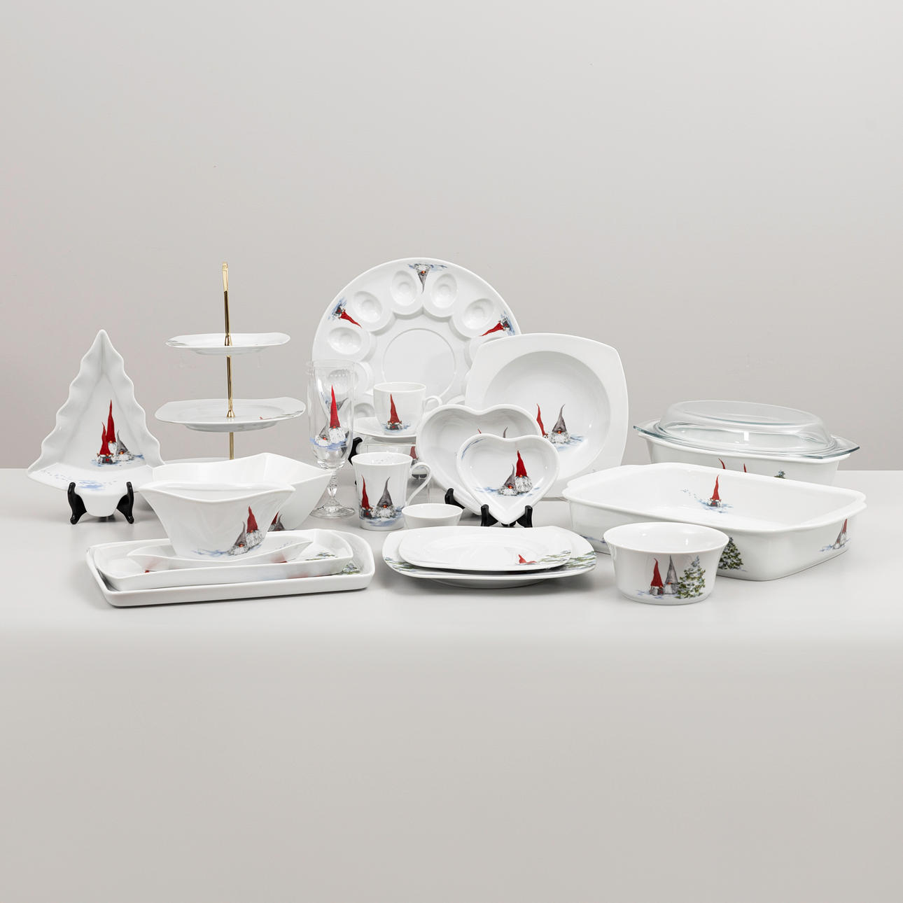 ÅSA GÖTANDER. 72 Stück, Weihnachtsgeschirr „Åsas Tomtebod“, Porzellan, vierblättriges Kleeblatt. Keramik & Porzellan - Europäisch