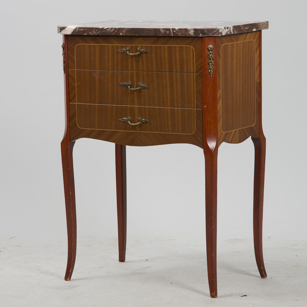 HALLBYRÅ, 3-lådig, mahogny med stenskiva, rokokostil.