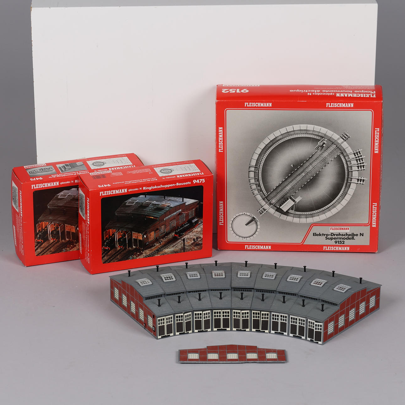 FLEISCHMANN Elektro-Drehscheibe N Supermodel 9152 and three Fleischmann remissions, Ringlokschuppen-Bausatz 9475.