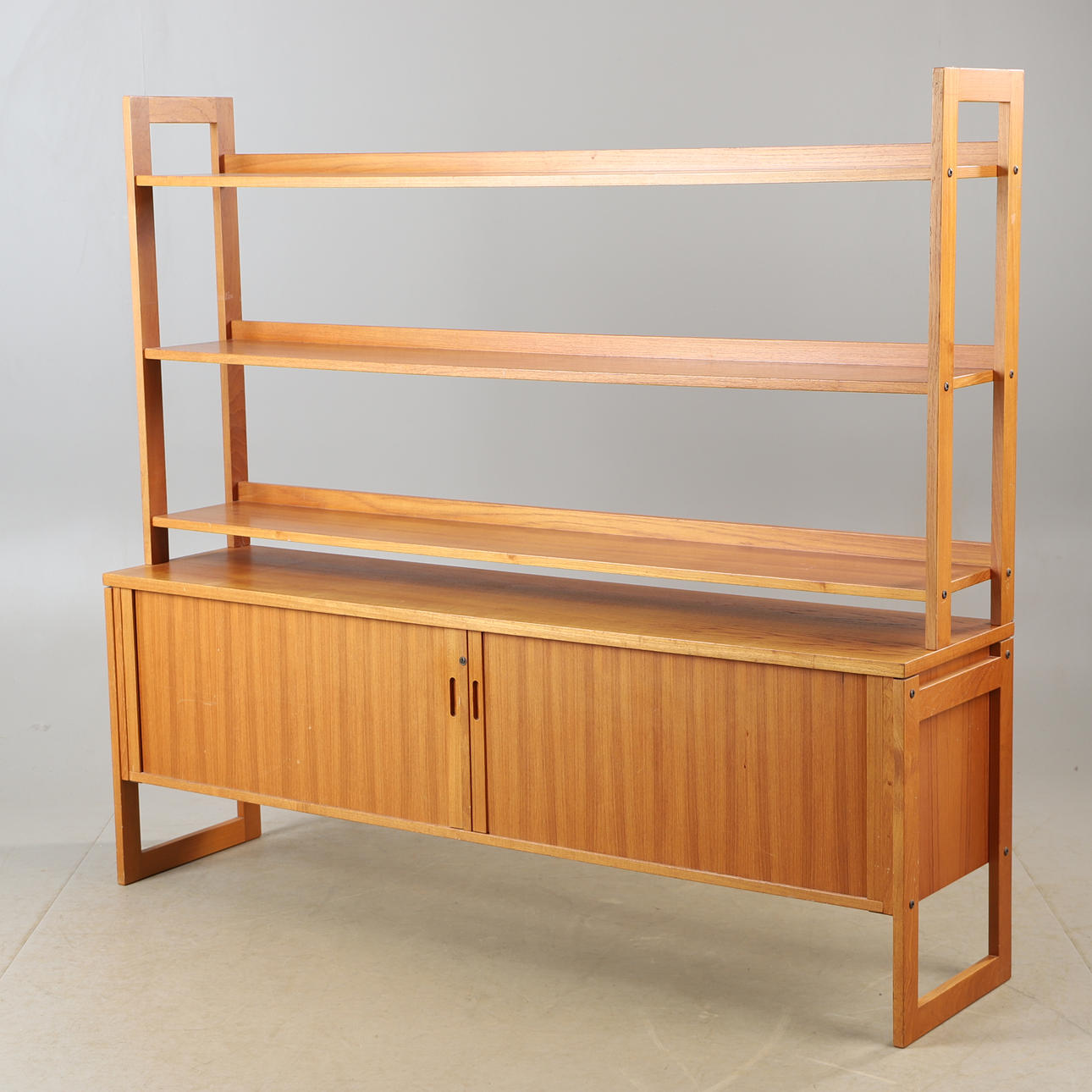 SIDEBOARD WITH BOOKSHELF TOP, teak, mid 20th century.