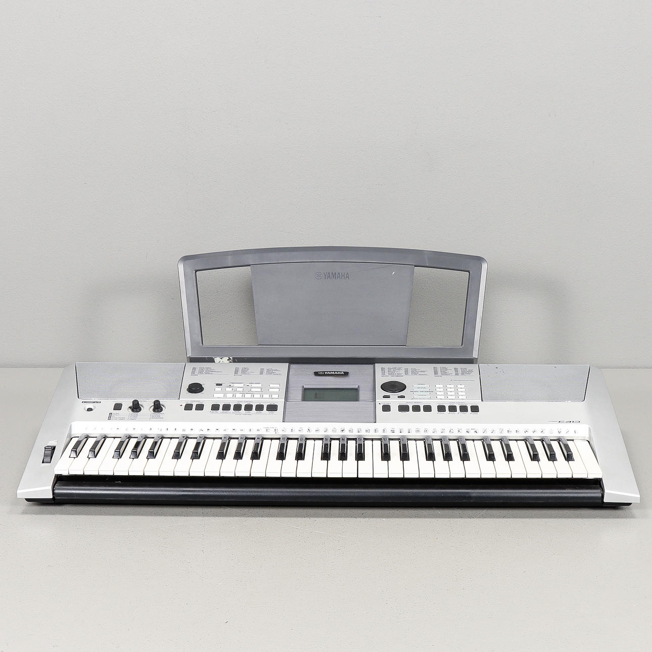YAMAHA PSR E 413 KEYBOARD.