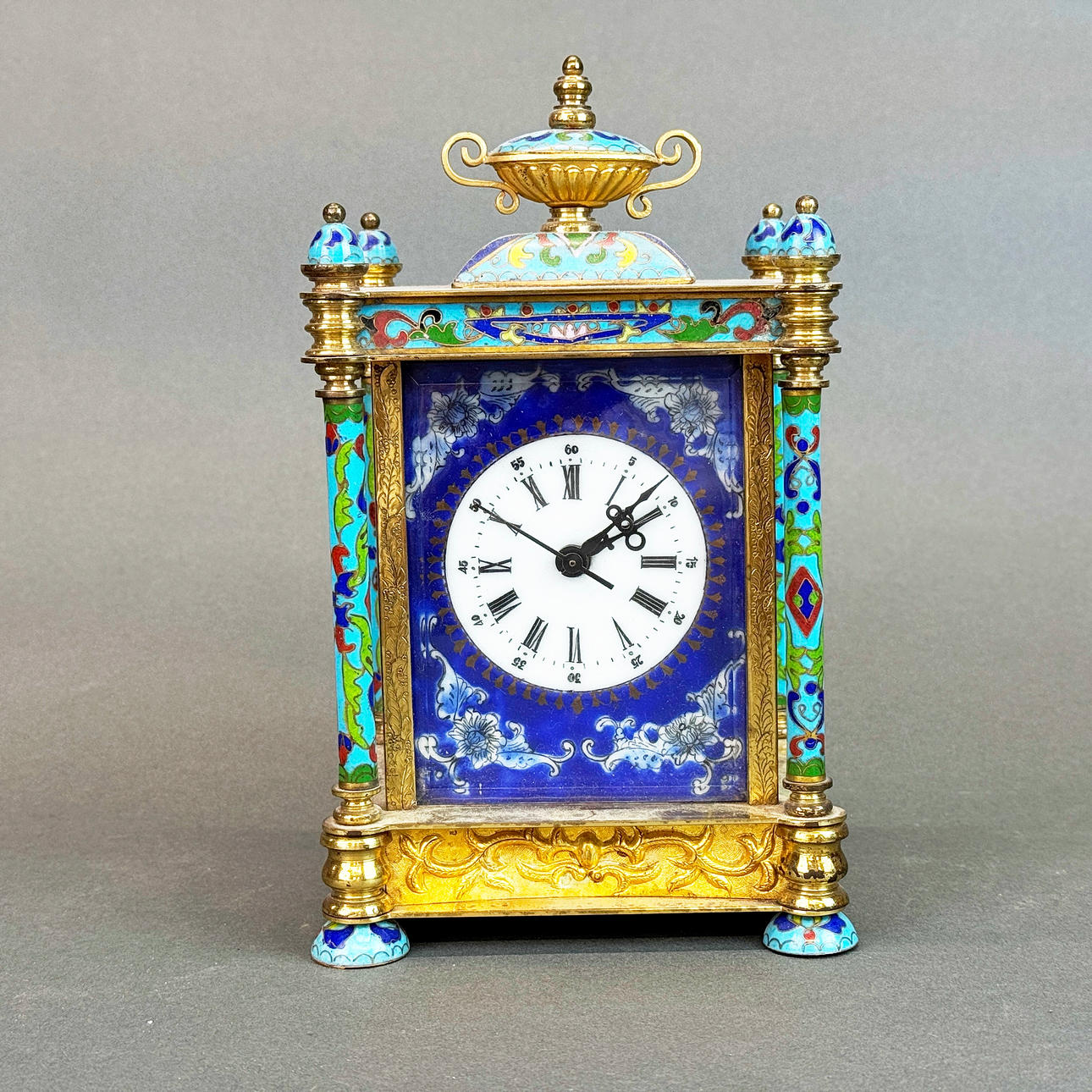 KINESISK MÄSSING MANTEL KLOCKA.