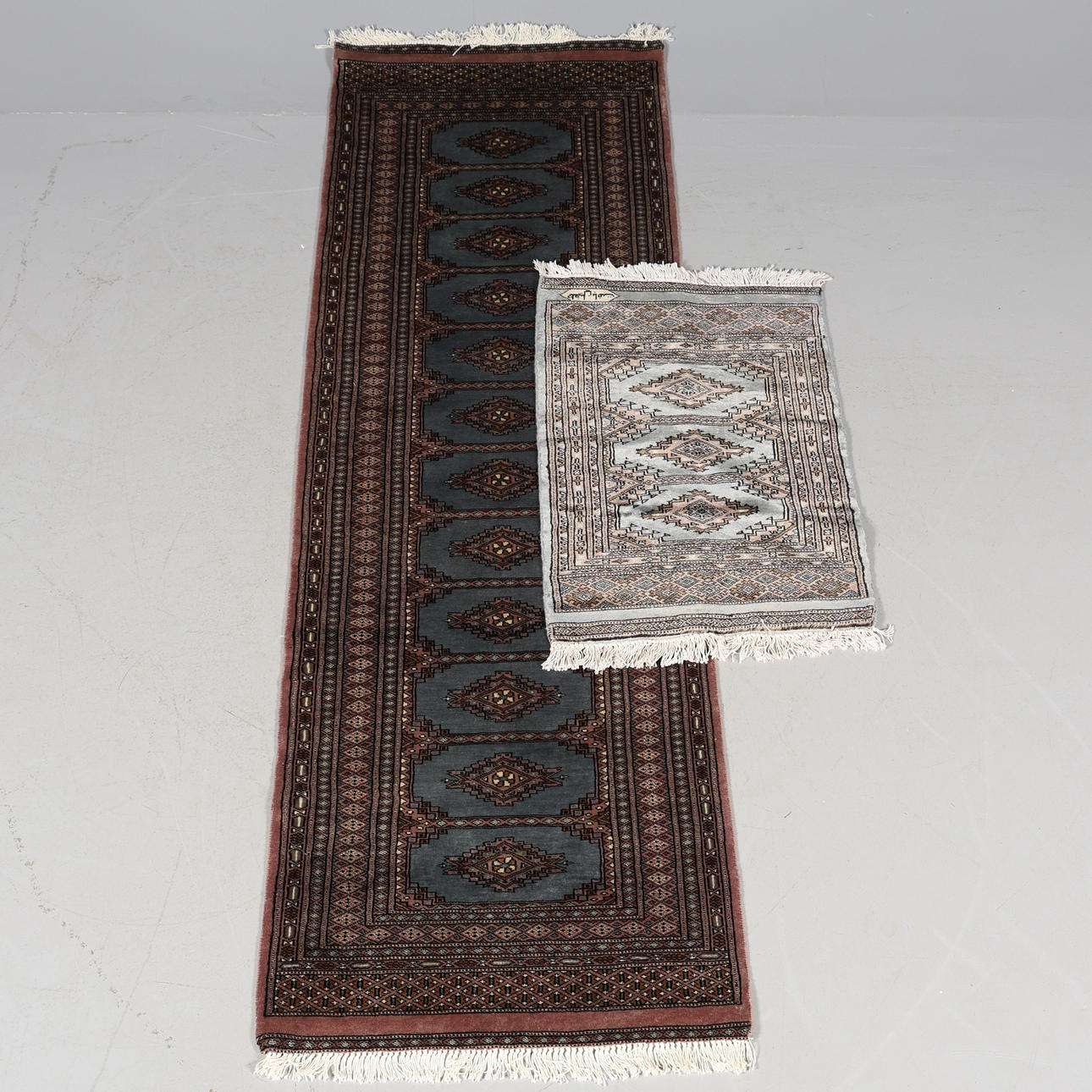 Ein Paar Orientteppiche, handgeknüpft.