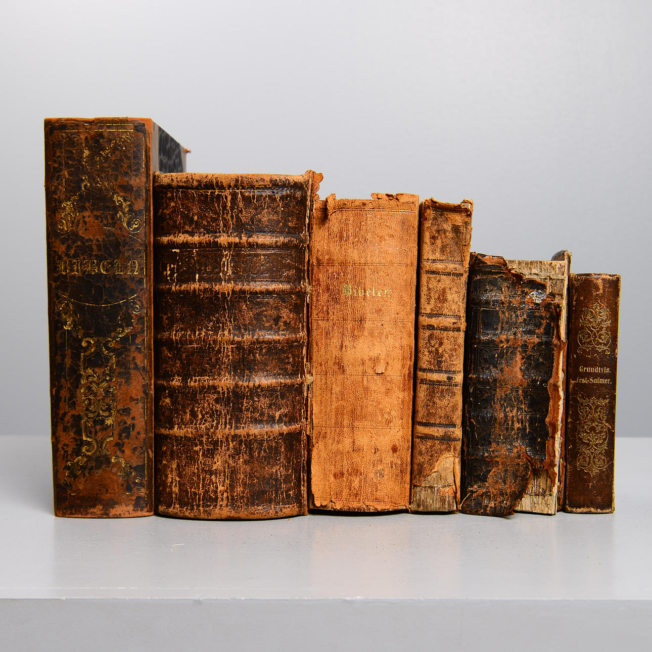 LIBROS RELIGIOSOS, 6 piezas, ca 1750-1850.