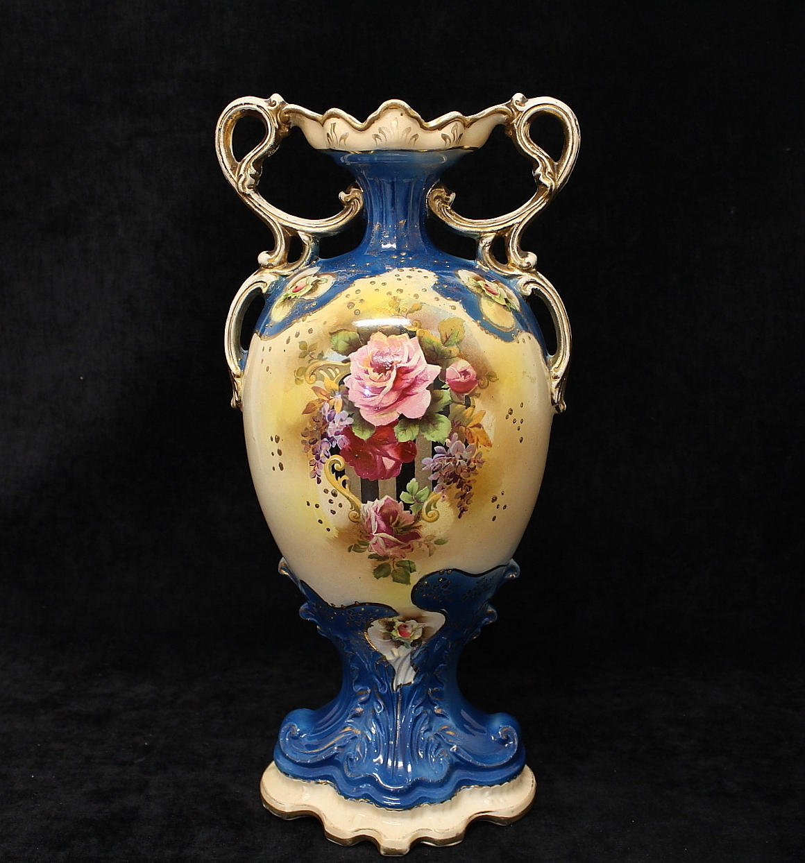 URNA, porslin, med blomsterdekor, stämplad i foten, England.