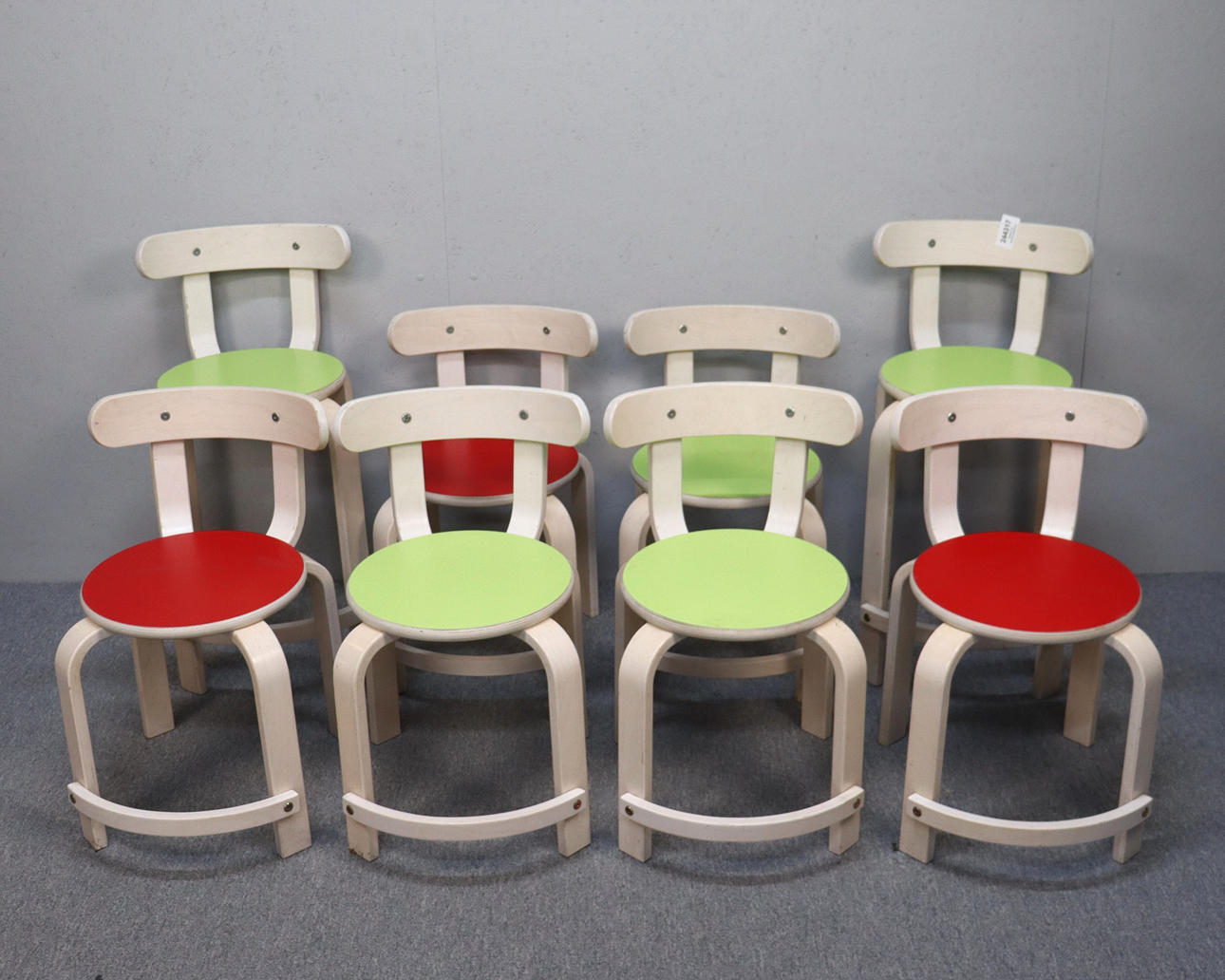 SILLAS INFANTILES, madera curvada, 8 piezas.