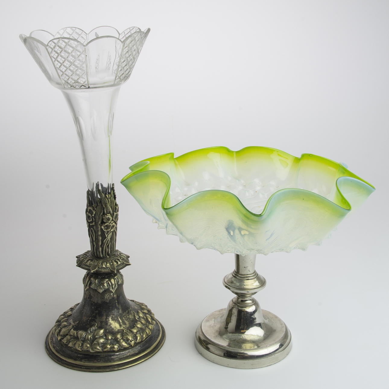 STRUTVAS SAMT SKÅL PÅ FOT, glas/nysilver/nickel, tidigt 1900-tal.
