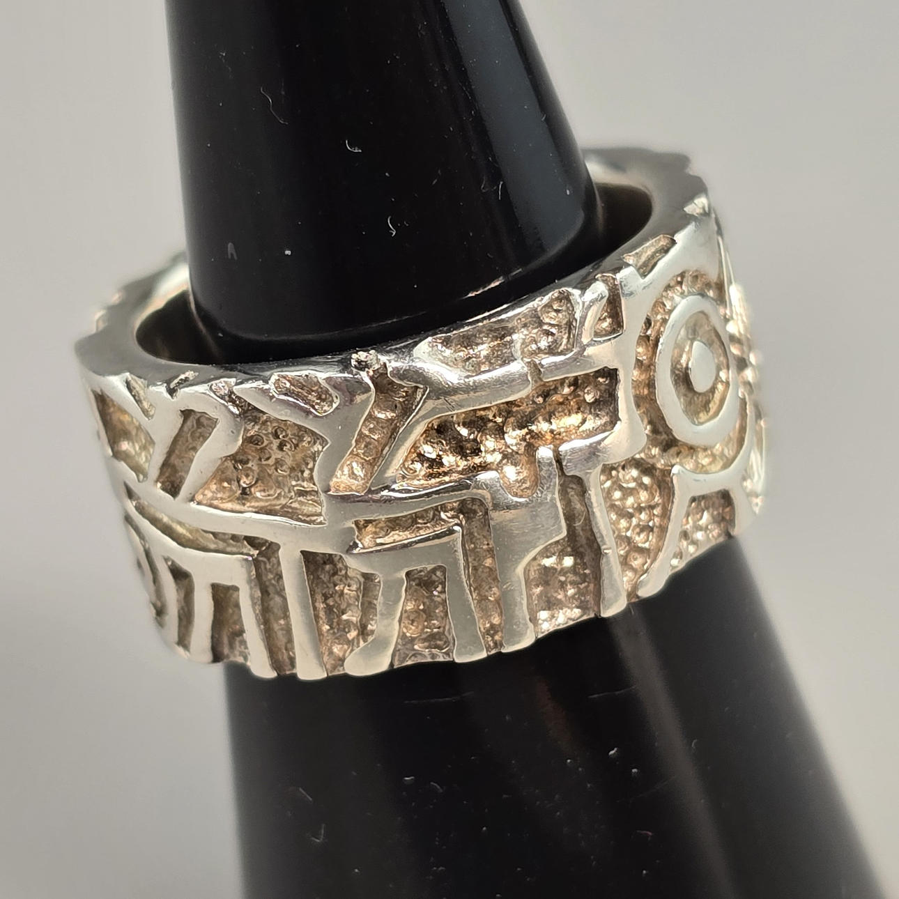 - DESIGNER WOMEN'S RING WITH TEXTURED SURFACE, STERLING SILVER.