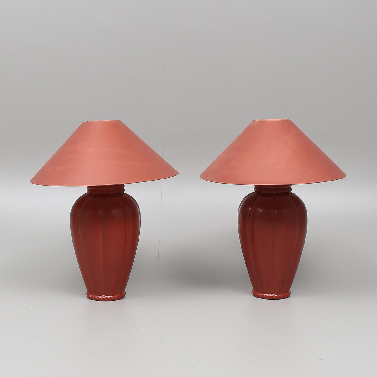 BORDSLAMPOR, ett par, konstmassa, "Kostka", Frankrike.