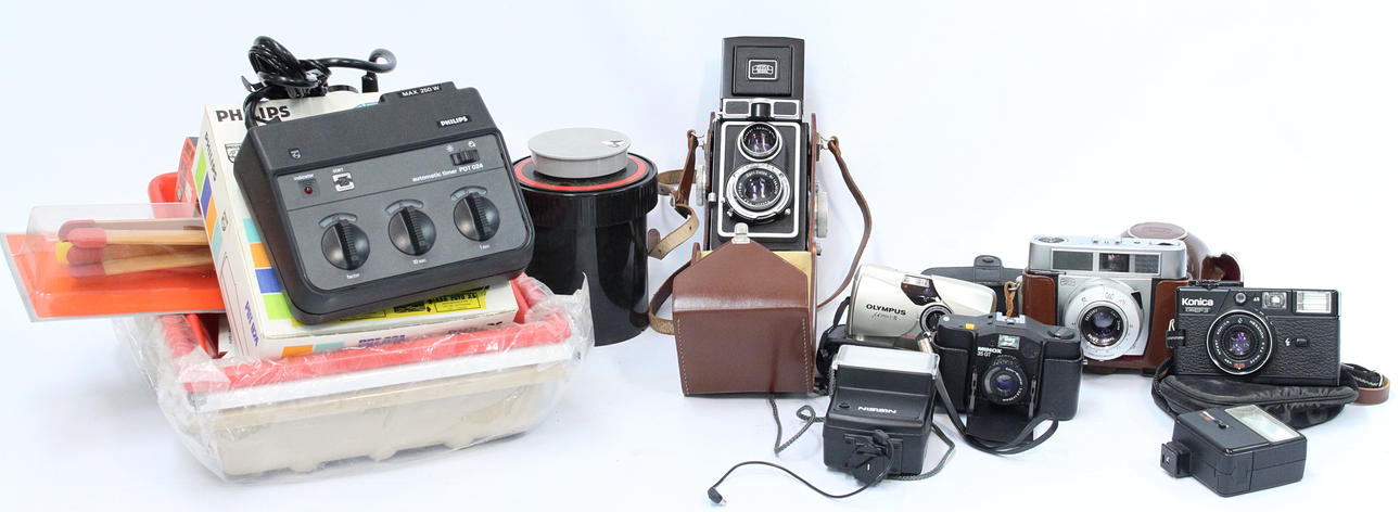 KAMEROR och MÖRKRUMSUTRUSTNING.