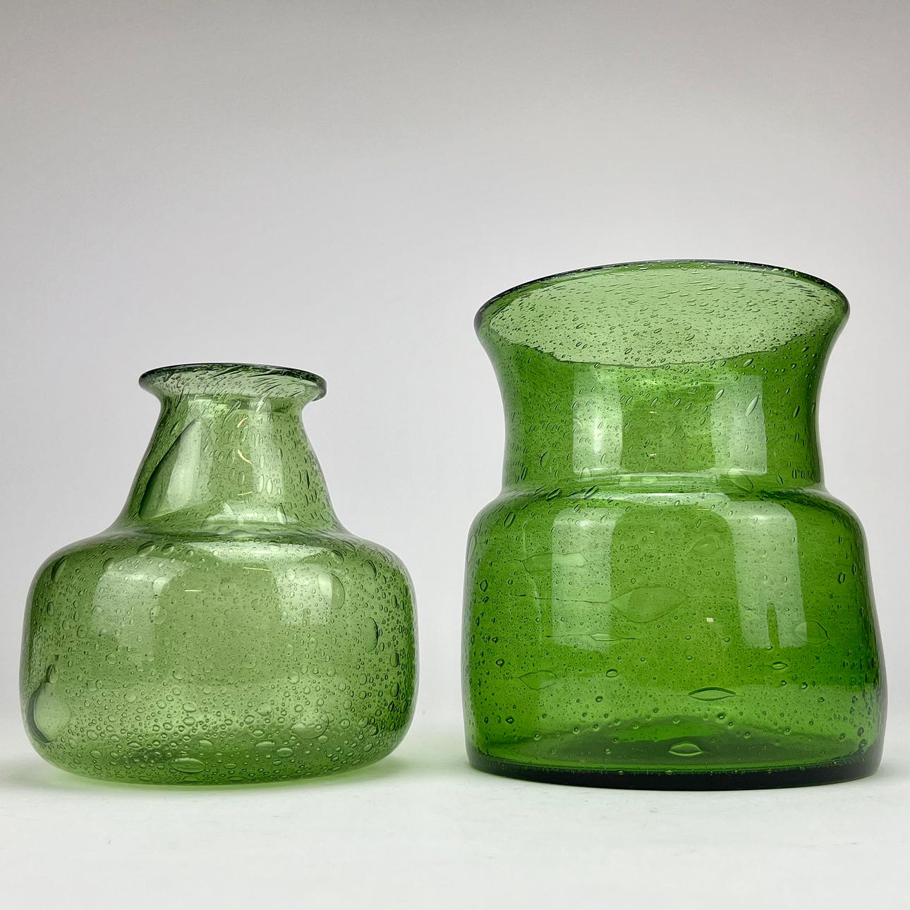 ERIK HÖGLUND. Two glass vases, Boda, signed.