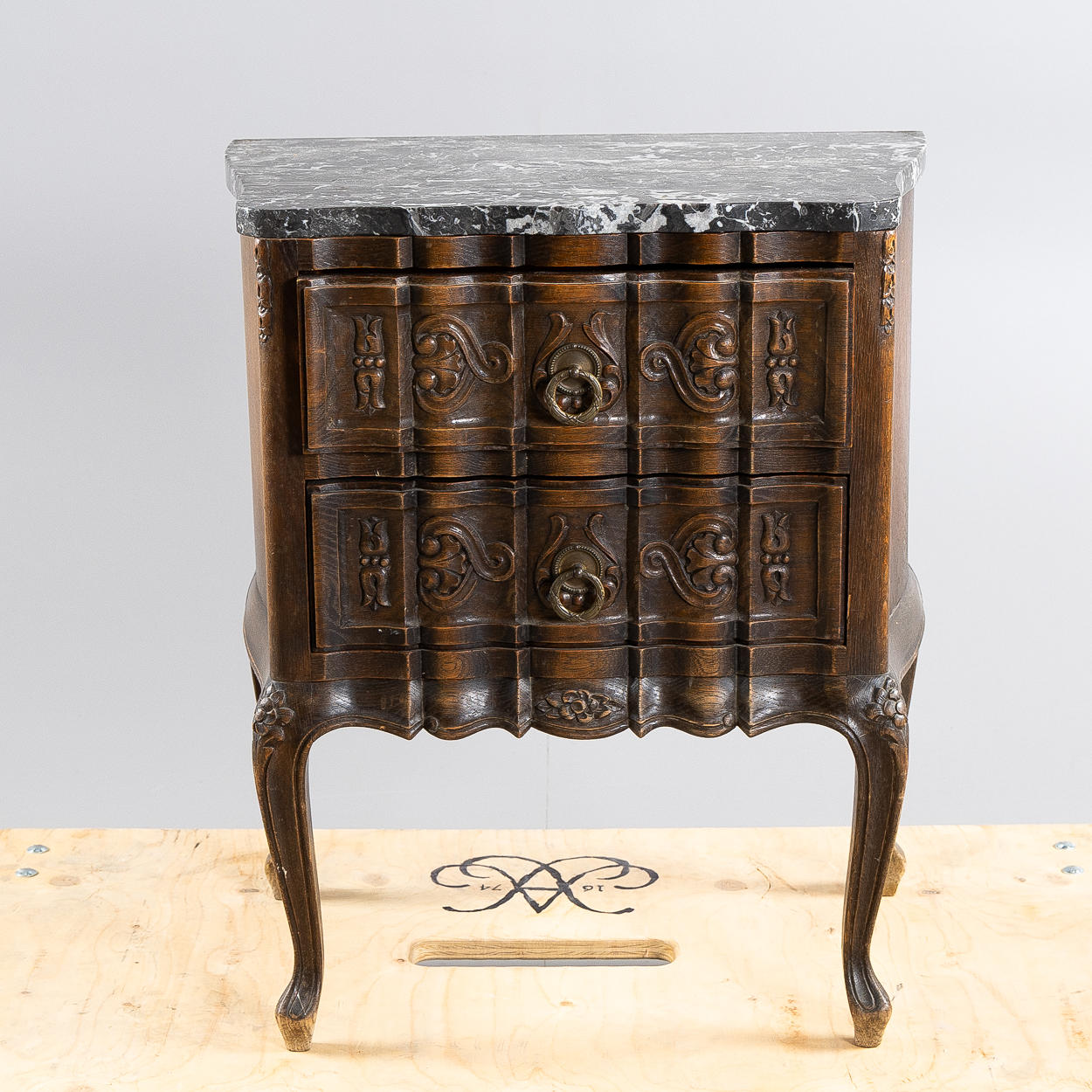 2-türige Eichenkommode von Kommode mit Marmorplatte, Mitte des 20. Jahrhunderts.