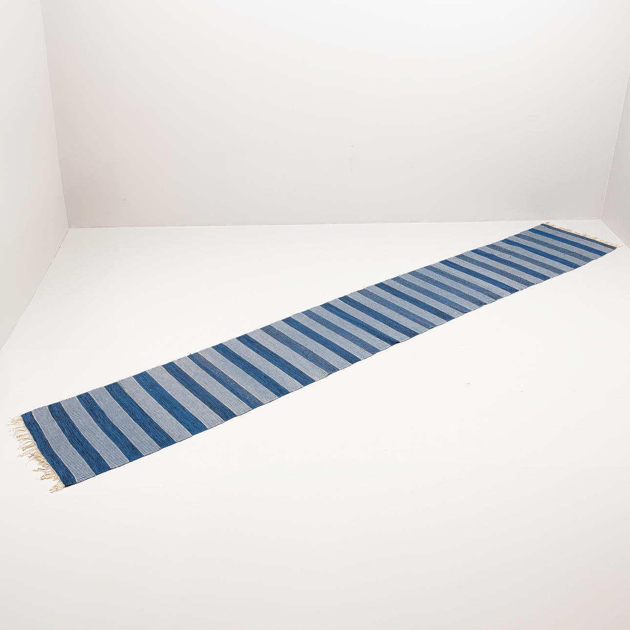 GALLERITÆPPE, vævet, ca 495 x 78 cm.