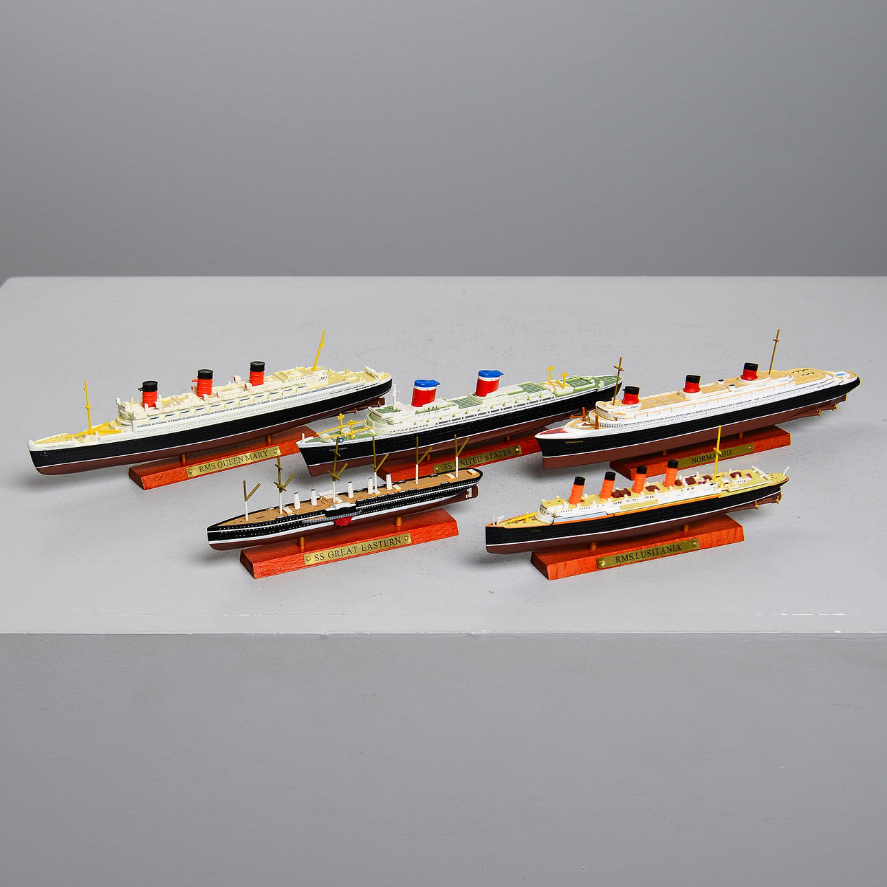 MODELLBOOTE, 5 Stück, Kunststoff, inklusive RMS Queen Mary.