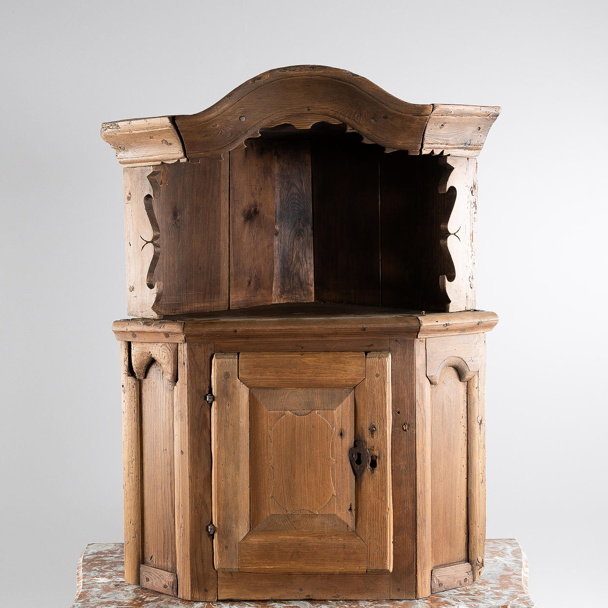 Wall cabinet, common pine, 18th/20th century.