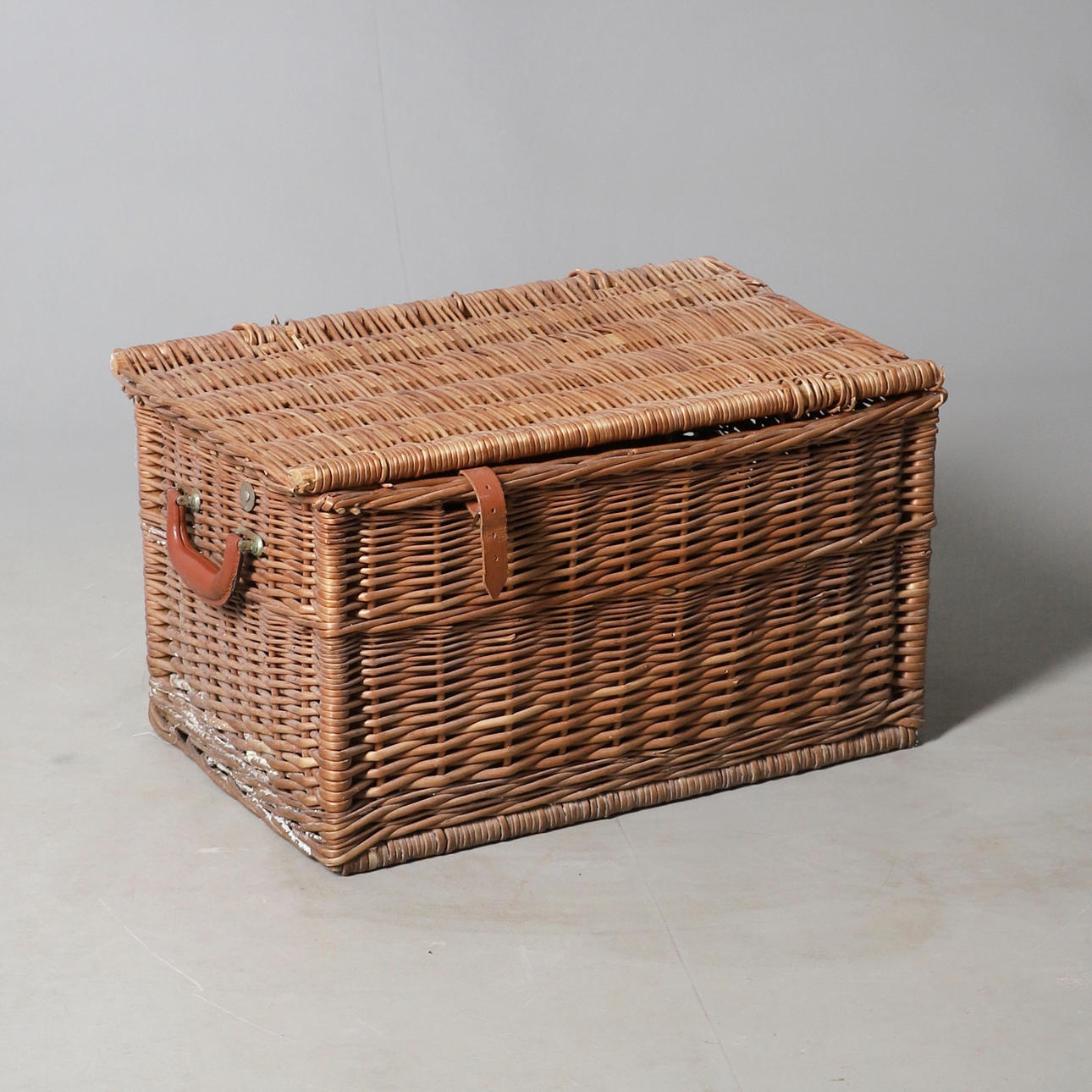 AN OPTIMA WICKER PICNIC BASKET AND CONTENTS.