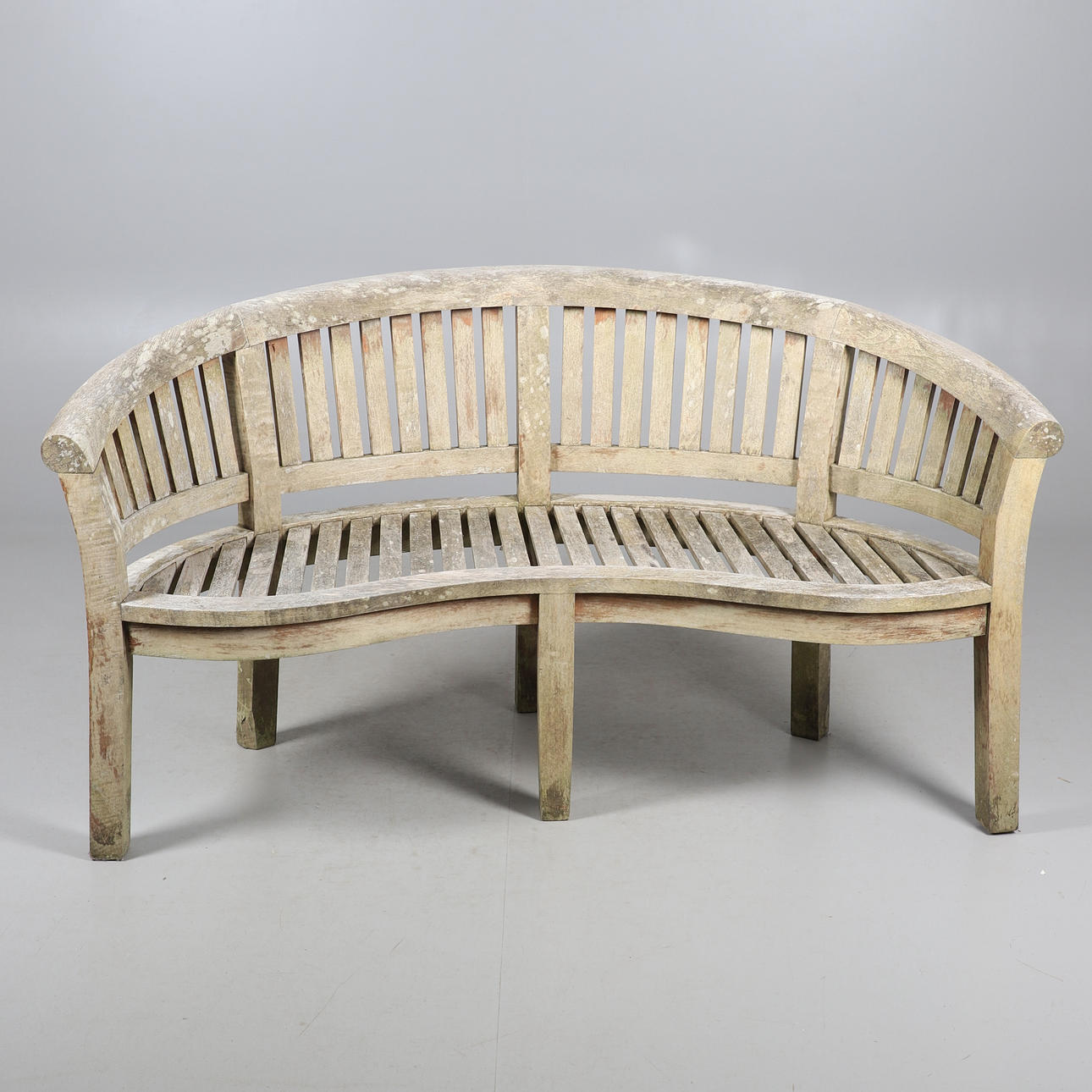 EN BUET HAVEBÆNK MED TEAK LAMELLER.