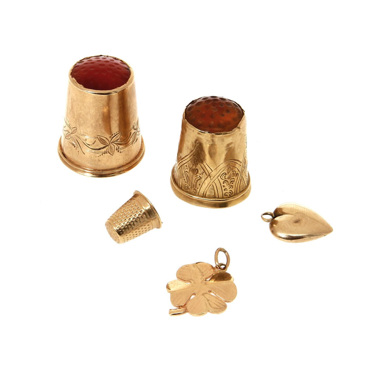 2 FINGERBORGAR och 3 BERLOCKER, 18k guld samt carneol. Vikt ca 10 gram.