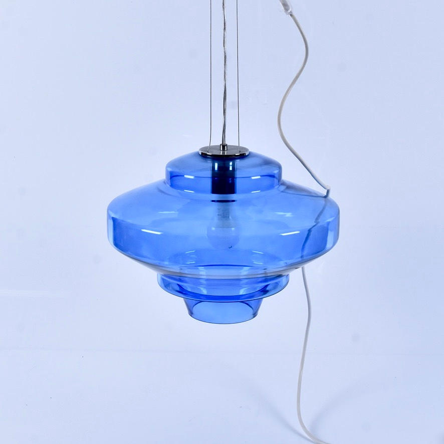 DECKENLEUCHTE, hellblaue Glasmasse mit Metallfassung.