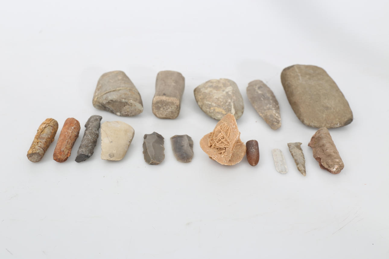 STENÅLDERSVERKTYG OCH VAPEN, 16 stycken, Skåne.