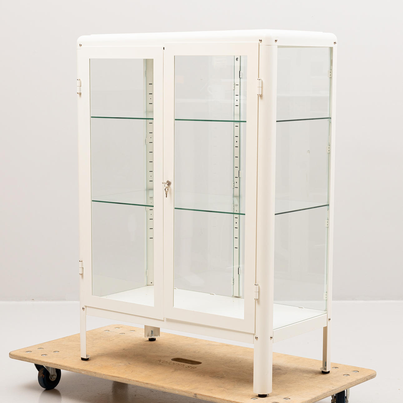 Eine Vitrine „Fabrikor“, lackiertes Metall und Glas, IKEA, modern. Möbel - Schränke & Regale