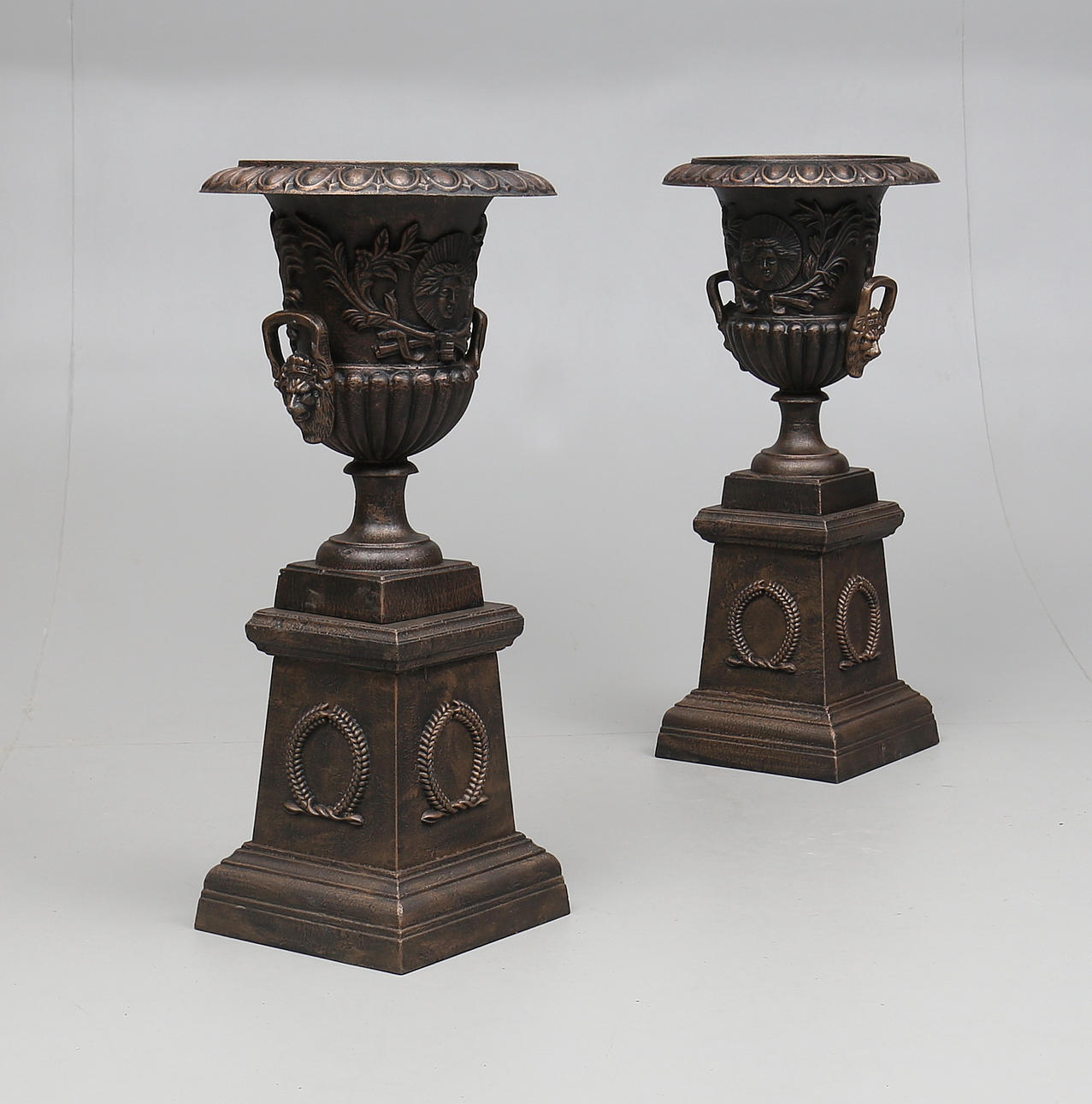 TRÄDGÅRDSURNOR, 1 par, gjutjärn, 2000-tal.