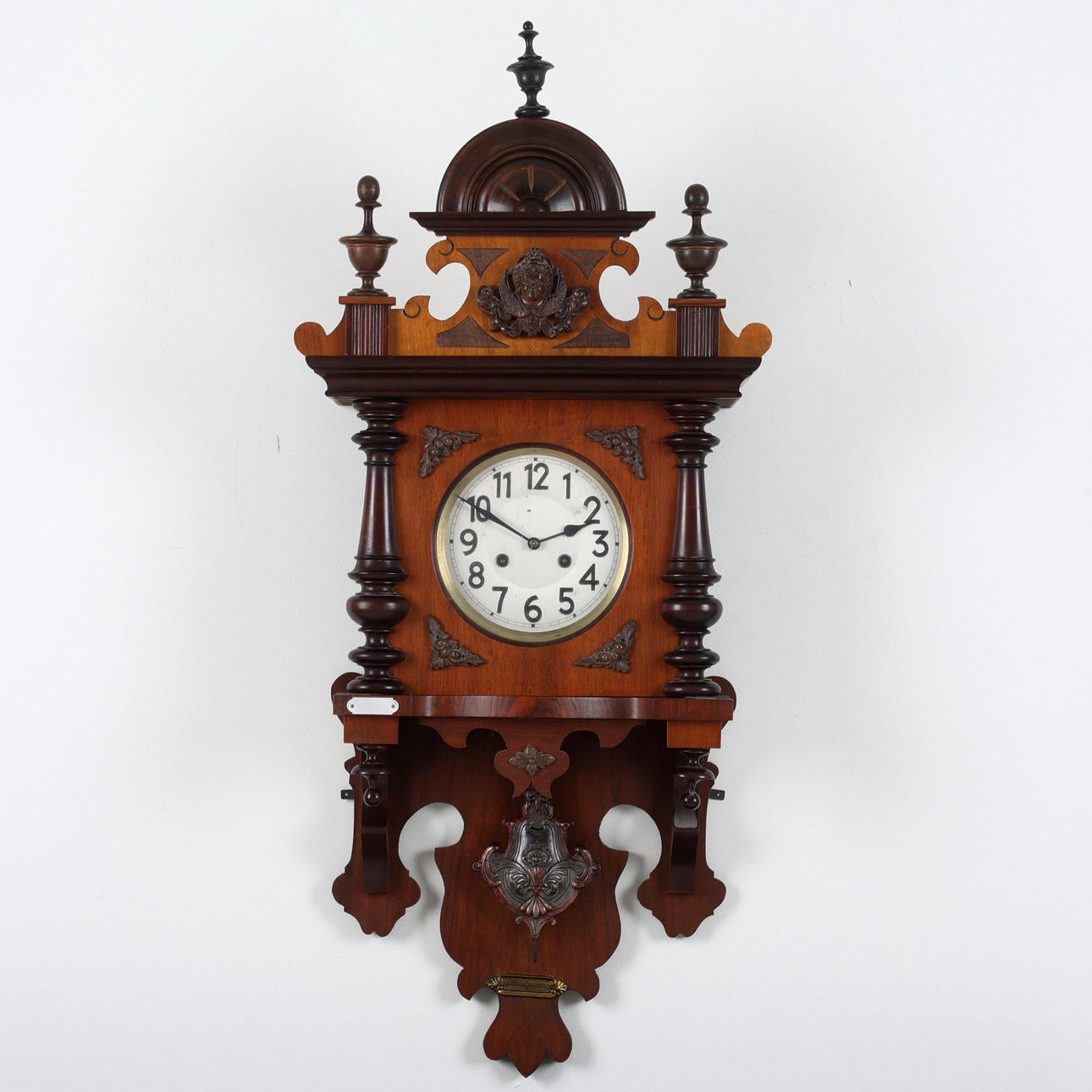 A walnut mansion clock, Neo-Renaissance, 18th/20th century.
