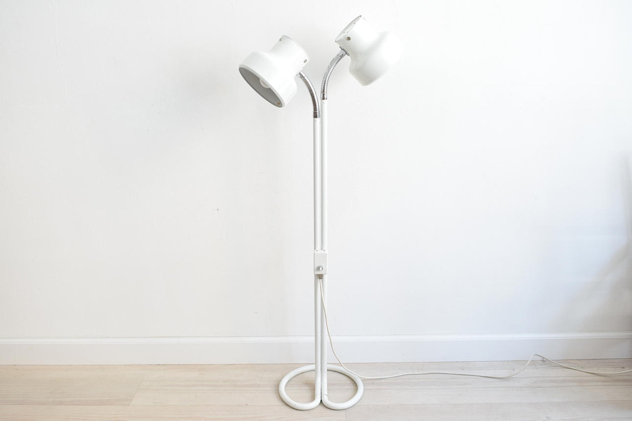 ANDERS PEHRSON. Vit golvlampa, Bumling tillverkad av Ateljé Lyktan.