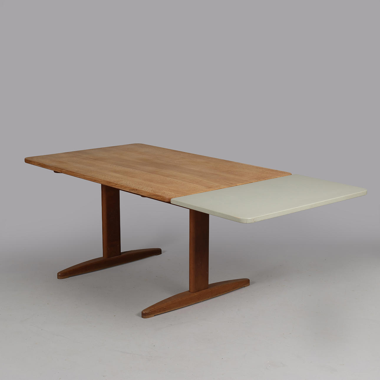 BØRGE MOGENSEN. “Shaker” dining table in solid oak with grey lacquered additional top, C.M. Madsens Fabriker, Denmark, second half of the 20th century.