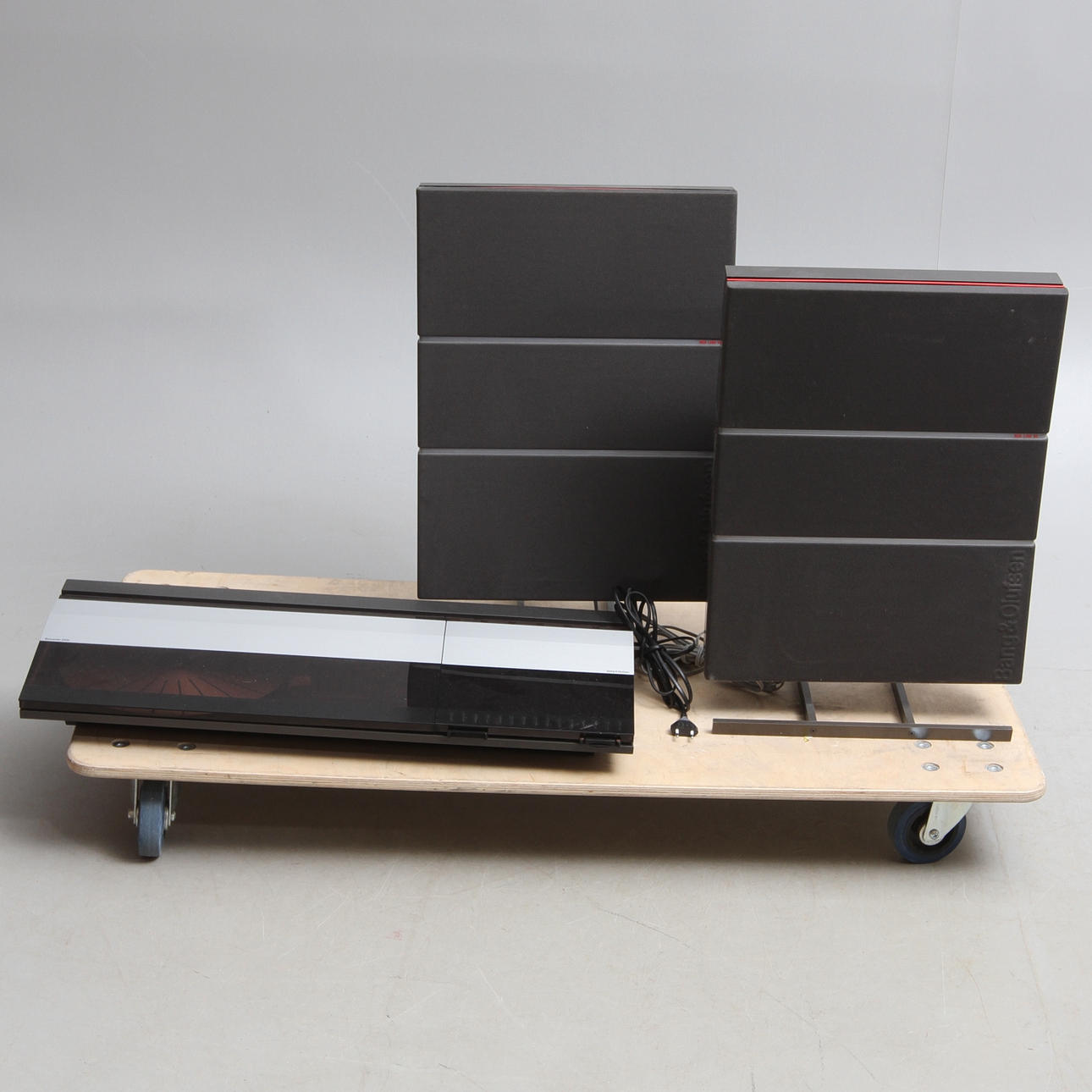 MUSIKANLÄGGNING BANG & OLUFSEN, 3 delar, Beocenter 2200 samt högtalare, 1 par.