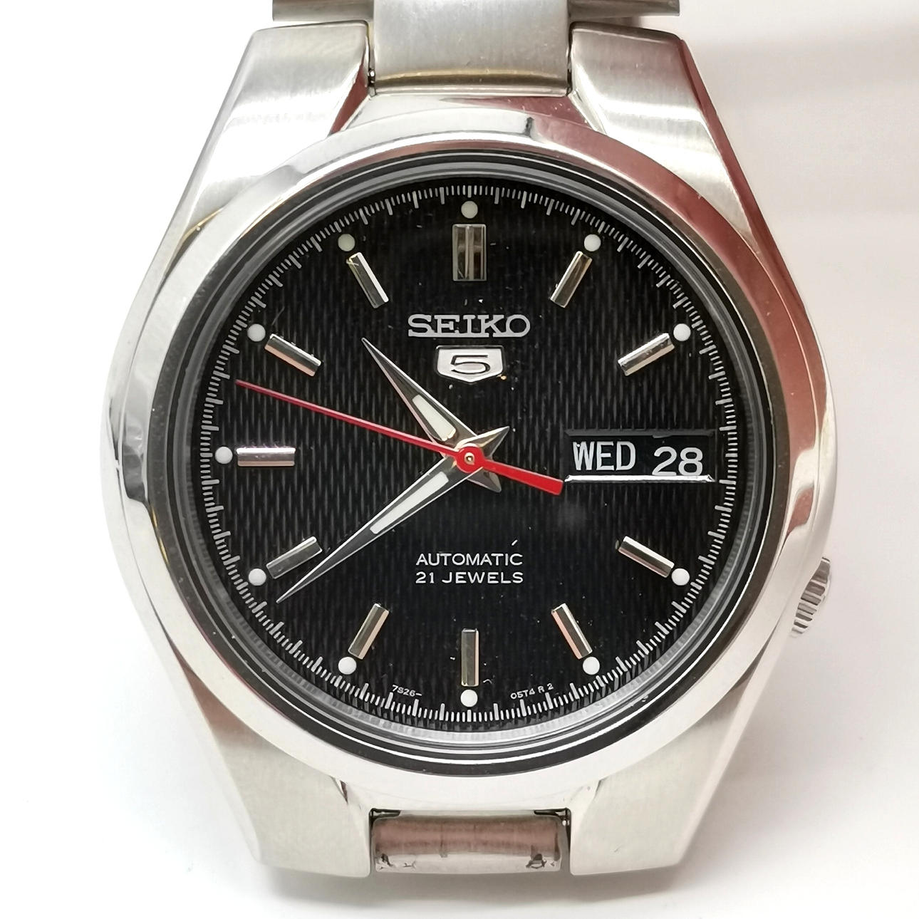 SEIKO 5 AUTOMATIC STAINLESS STEEL WRISTWATCH.