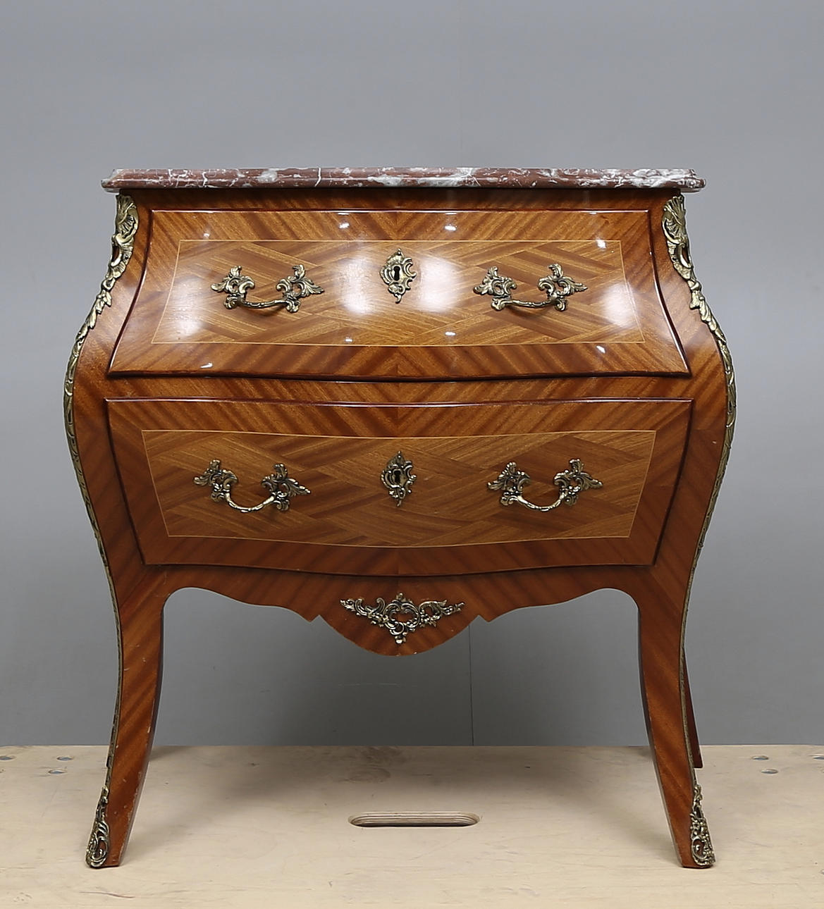 BYRÅ, rokokostil, 1900-tal.