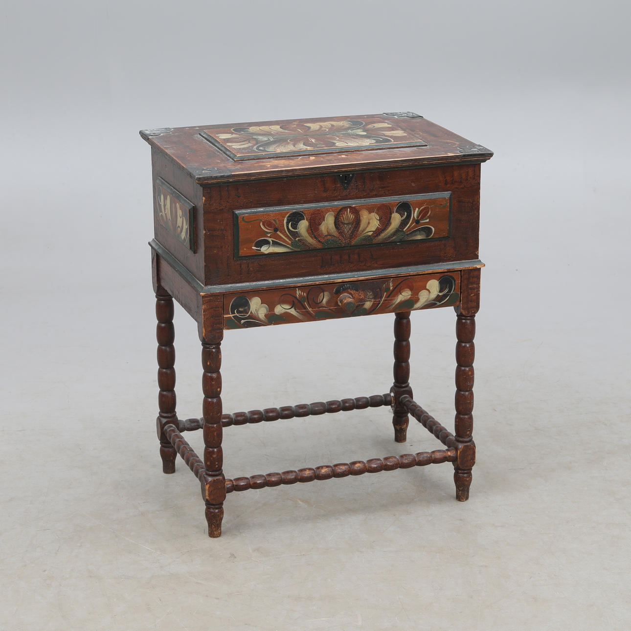 SYSKRIN on leg position, kurbit-painted.