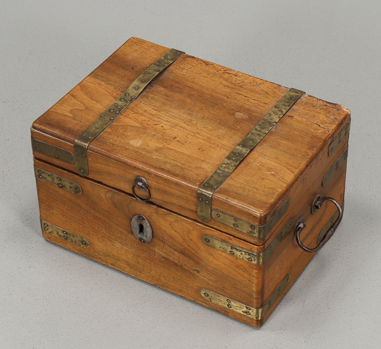 TRAVEL CHATULL with maple base, brass fittings.