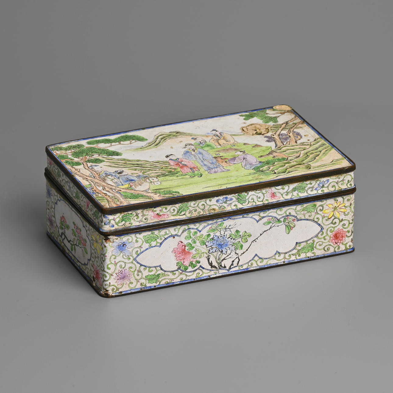 A CHINESE CANTON ENAMEL RECTANGULAR BOX AND COVER, 19TH CENTURY.