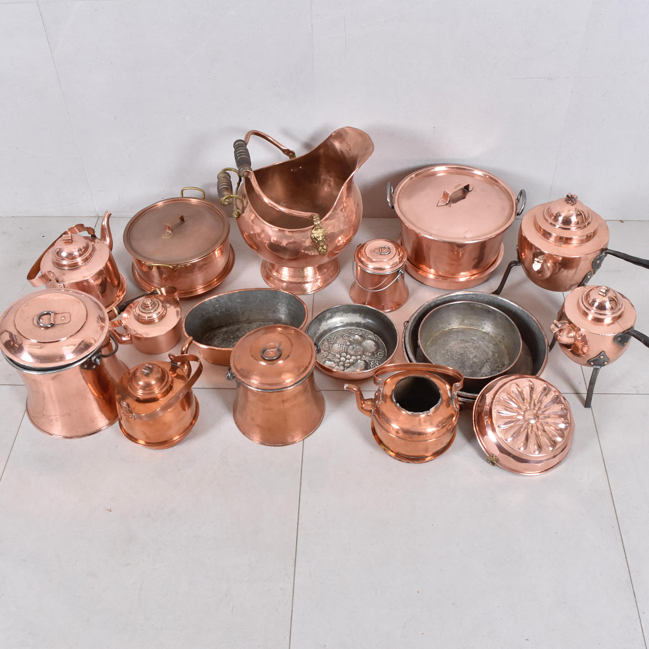 LOT OF COPPER OBJECTS, about 15 pieces.