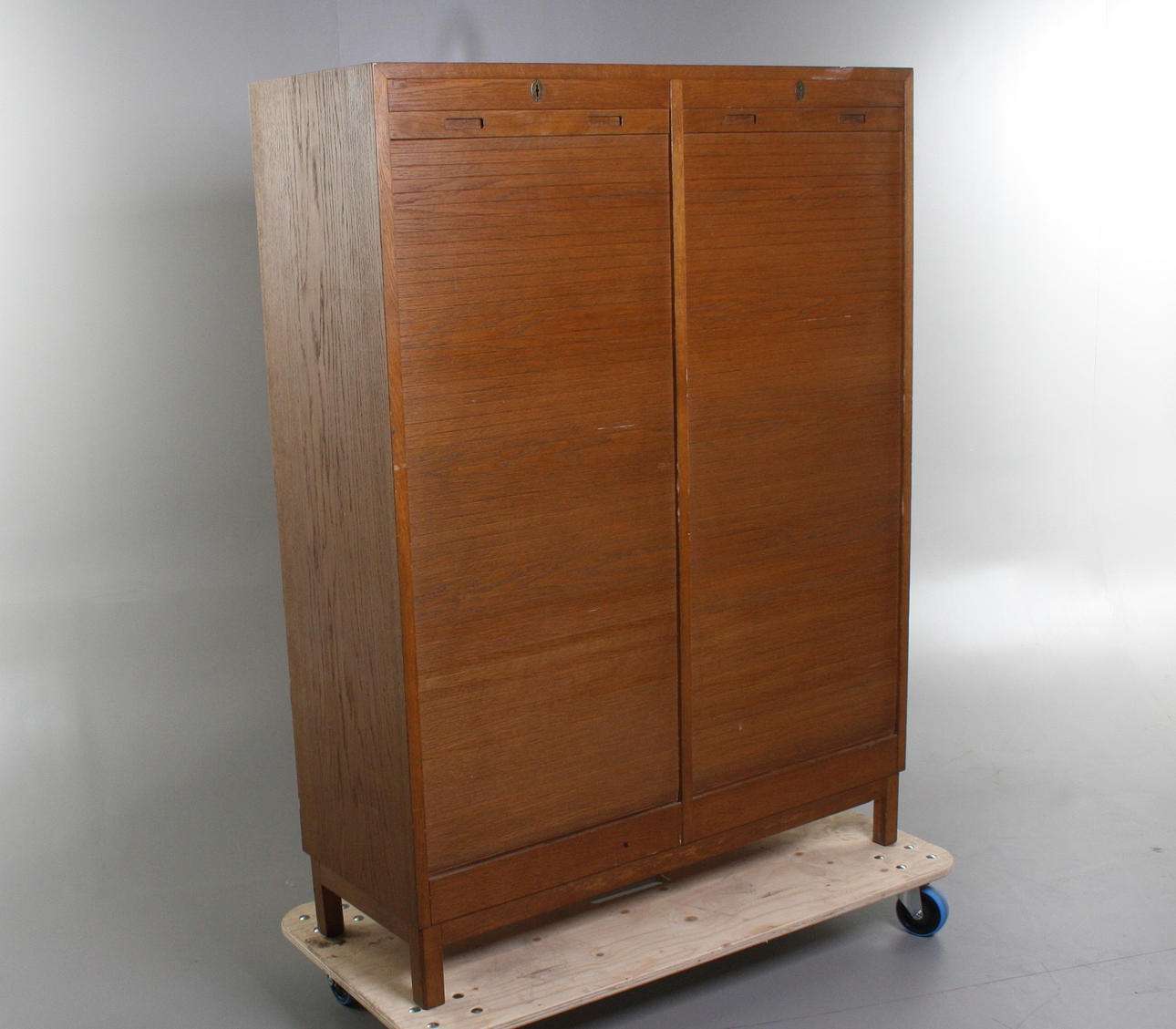 ARKIVSKÅP, med jalusidörrar, 1900-tal.