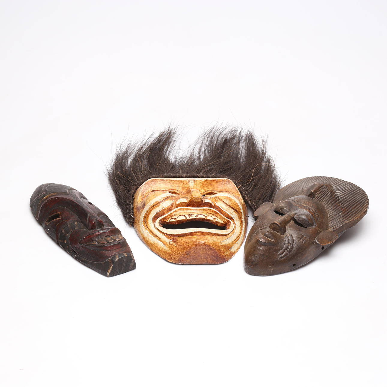Un conjunto de 3 máscaras africanas.