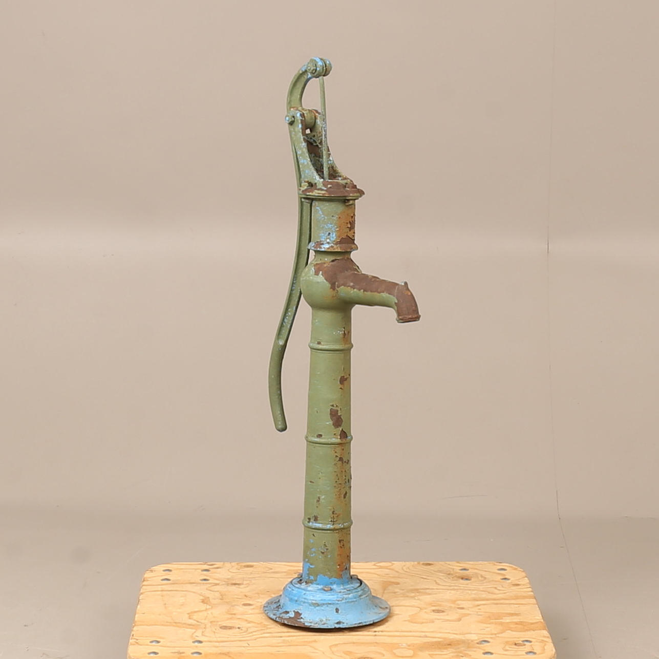 Puutarhapumppu, valurauta, 1900-luvun alkupuoli.