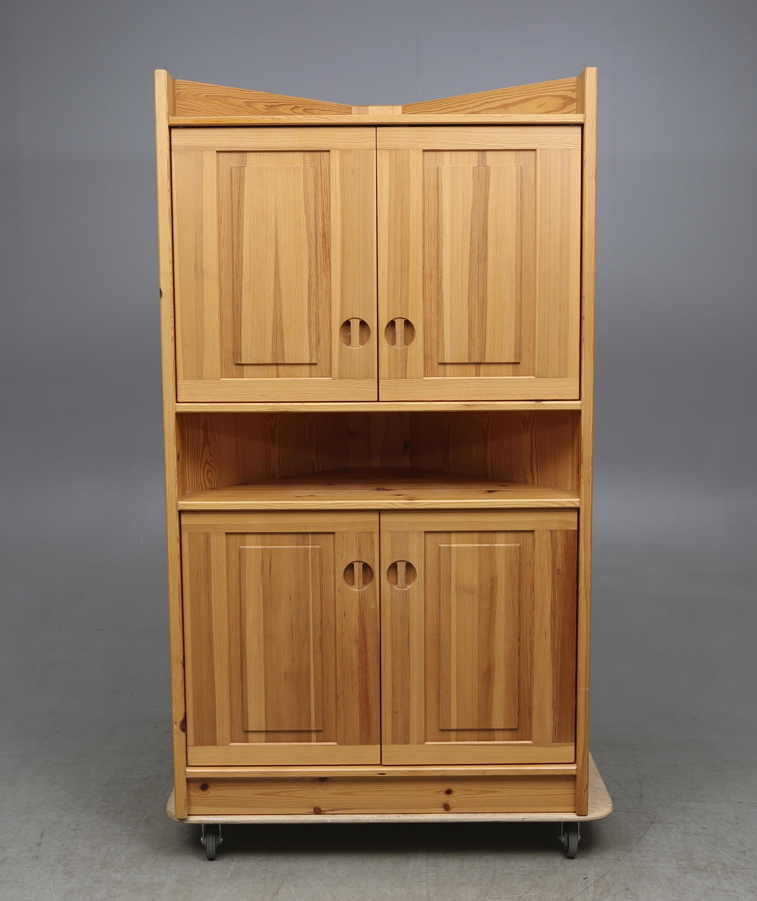 HÖRNSKÅP, Karl Andersson & Söner, Husqvarna. 1900-talets andra hälft.