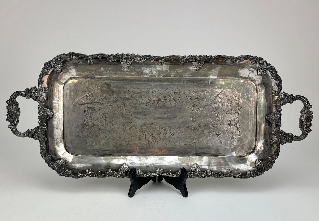 Ein versilbertes Tablett, 20. Jahrhundert.