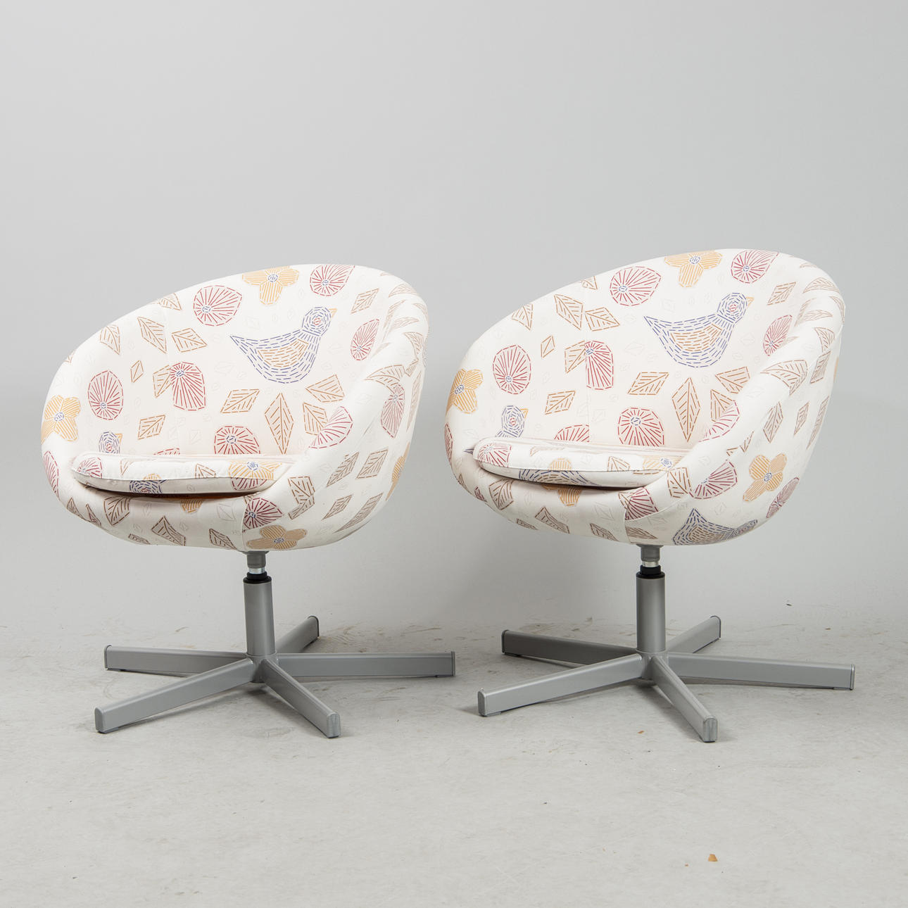 SNURRFÅTÖLJER, 1 par, "Skruvsta", IKEA.