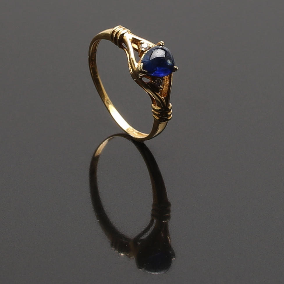 RING i 18 K gulguld med droppformad safir och två små diamanter 0,02 ct.